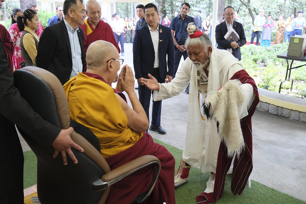 V úterý se uskuteční v pražském Vinohradském divadle slavnostní večer věnován oslavě 90. narozenin Jeho Svatosti dalajlámy