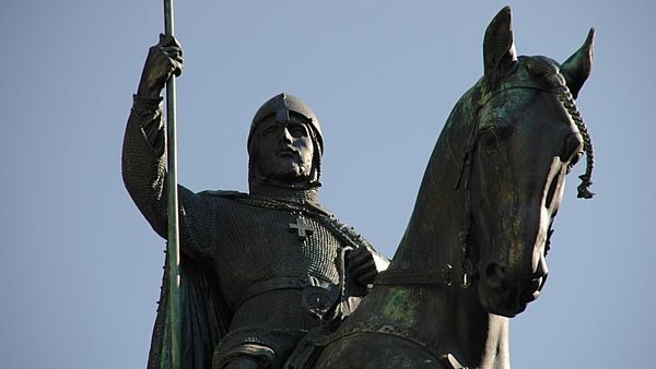 K soše svatého Václava
se vrátí bronzový řetěz