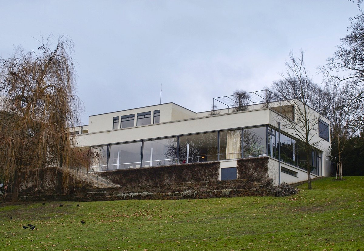 Z brněnské vily Tugendhat udělali osvoboditelé stáj pro koně