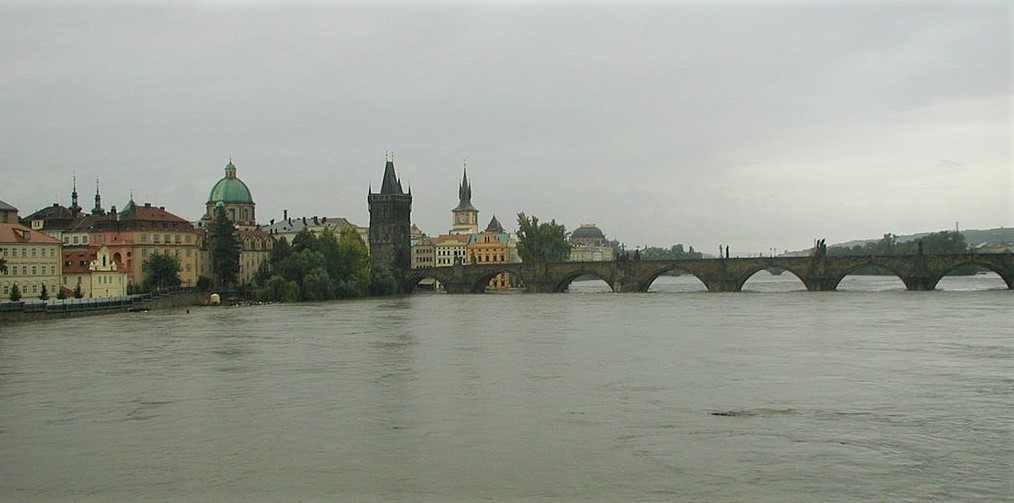 1024px-CharlesBridge2002floods.JPG