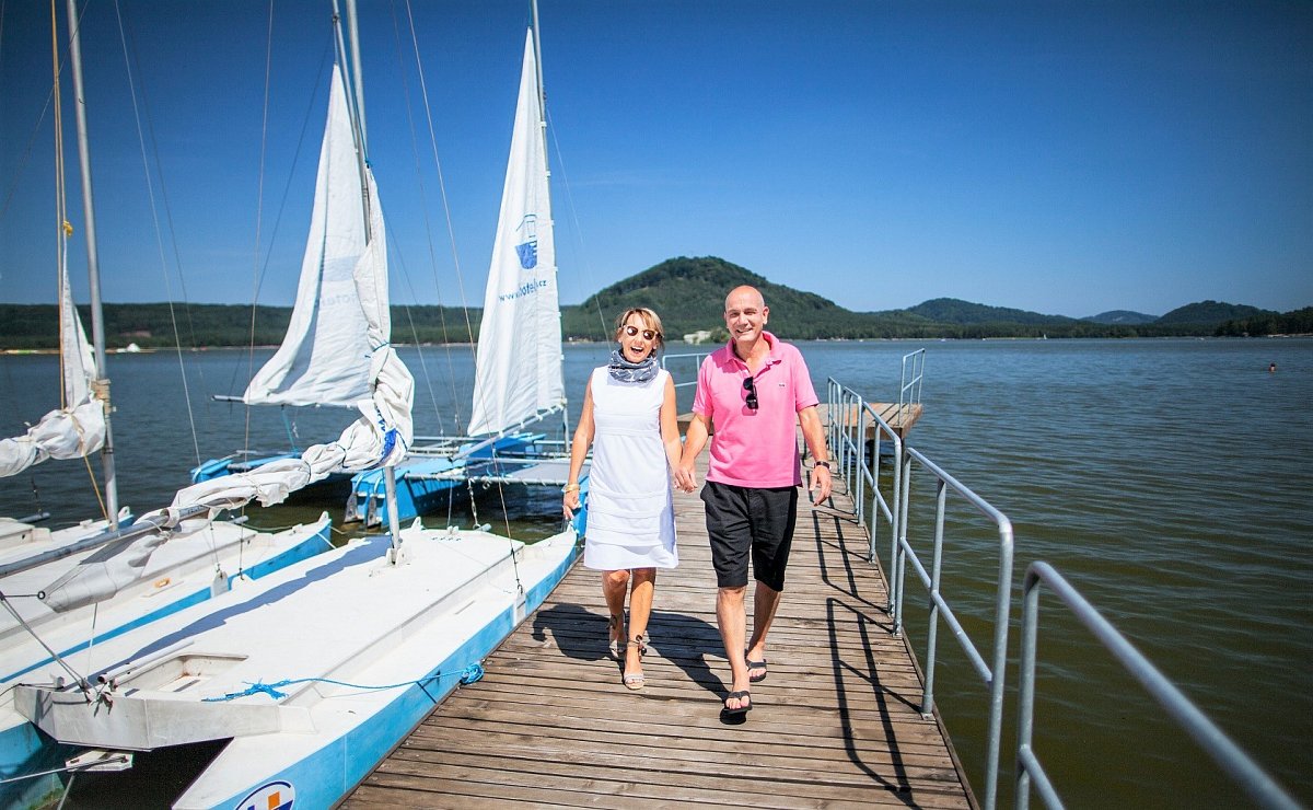 Máchovo jezero láká romantiky i rybáře
