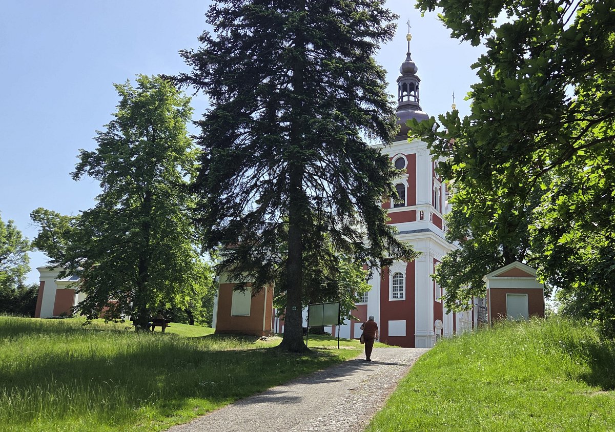 Poutní vrch Cvilín s kostelem Panny Marie Sedmibolestné