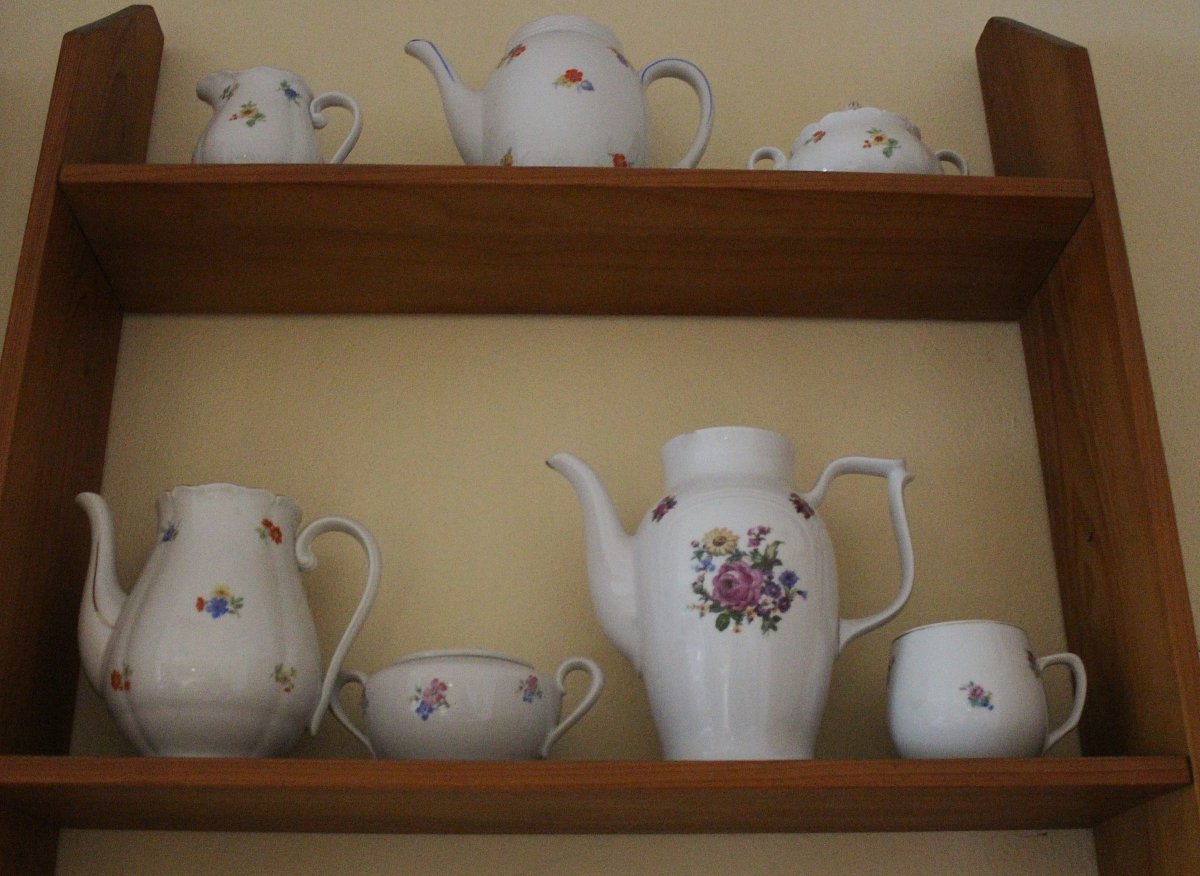 Čím se baví senioři? Třeba tím, že sbírají hrníčky, konvičky a cukřenky