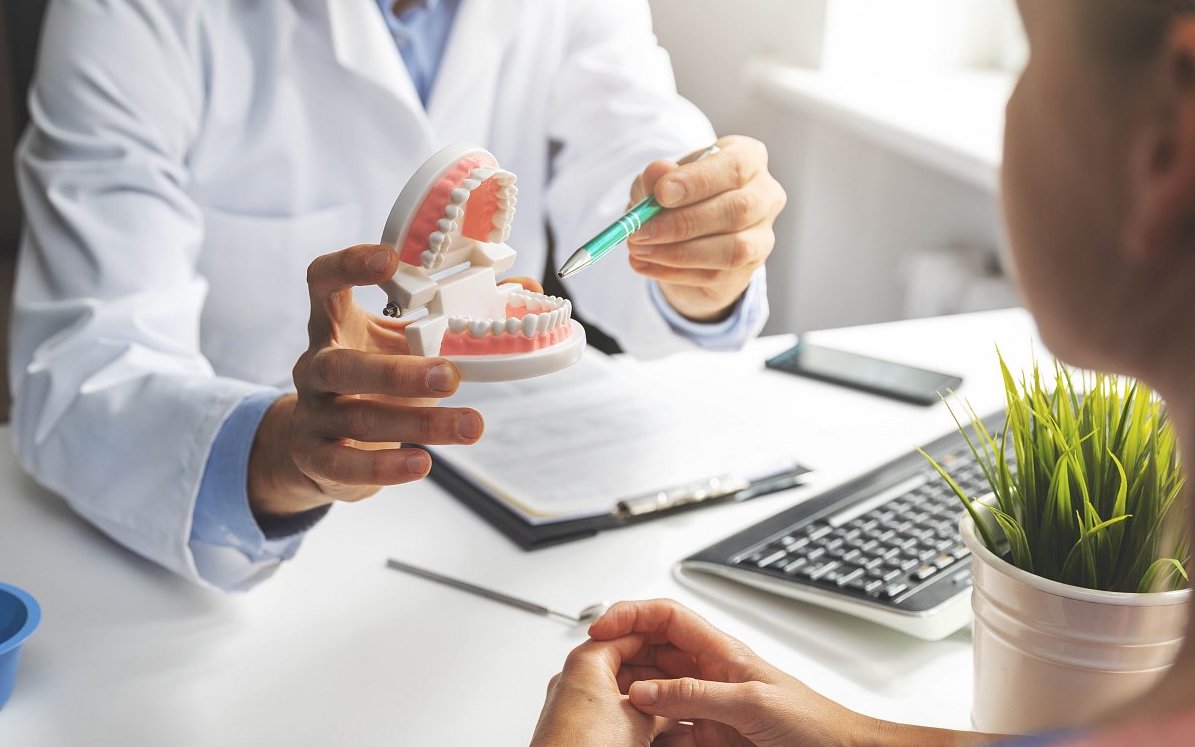 Zánět dásní? Riziko nejen pro zuby, ale i srdce a mozek