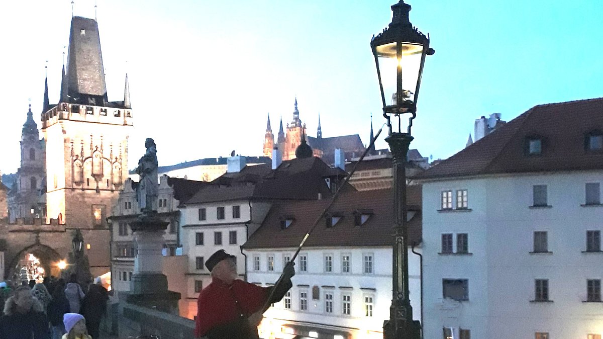 Lampář na Karlově mostě opět rozsvěcuje plynové lampy