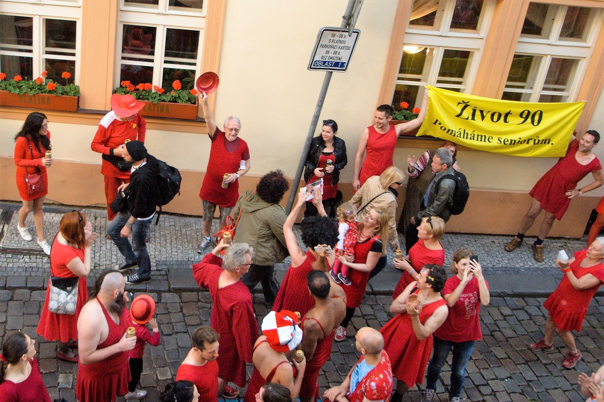 Běh v červených šatech podpoří seniory v nouzi