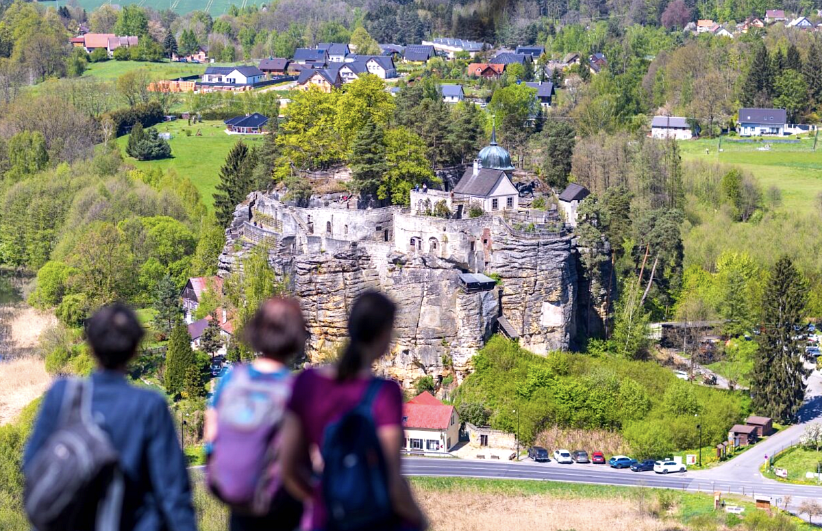 Den mezi skalami: hrad Sloup, lesní divadlo a jeskyně poustevníka 
