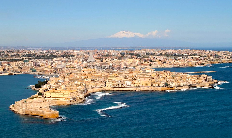 Veduta_aerea_di_Siracusa_e_con_l'Etna_sullo_sfondo_(Foto_di_Angelo_Bonomo).jpg