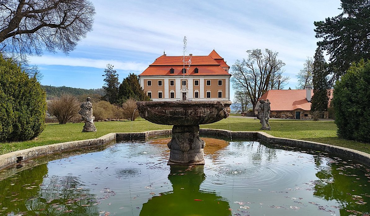 FOTO DNE 17.4.: Alena Tollarová - Zámek Valeč