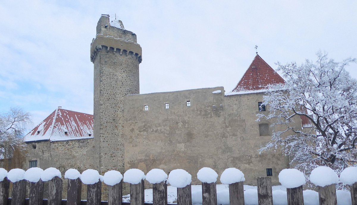 Strakonický hrad za plotem