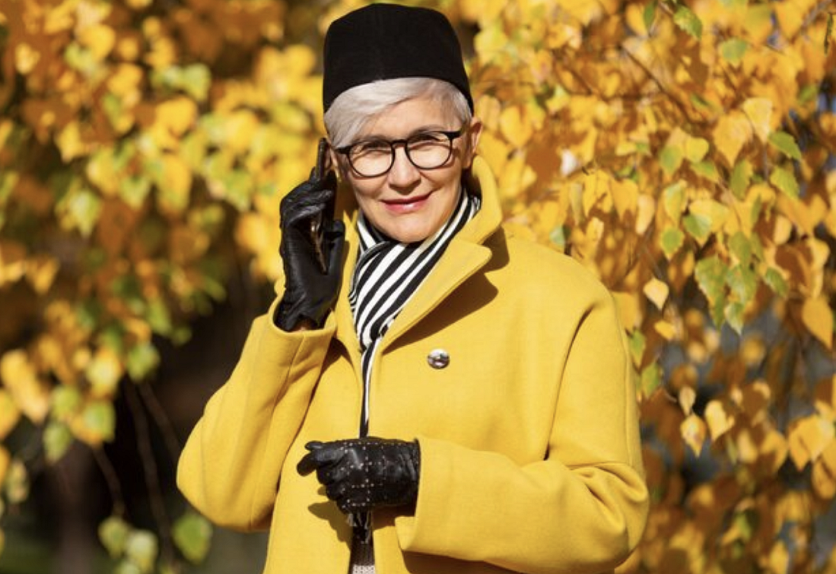 Barevné kabáty nejsou moc oblíbené. Škoda, bývají krásné a ženám sluší 