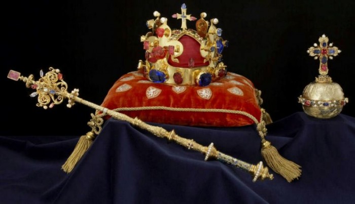 O korunovační klenoty je velký
zájem bez ohledu na počasí