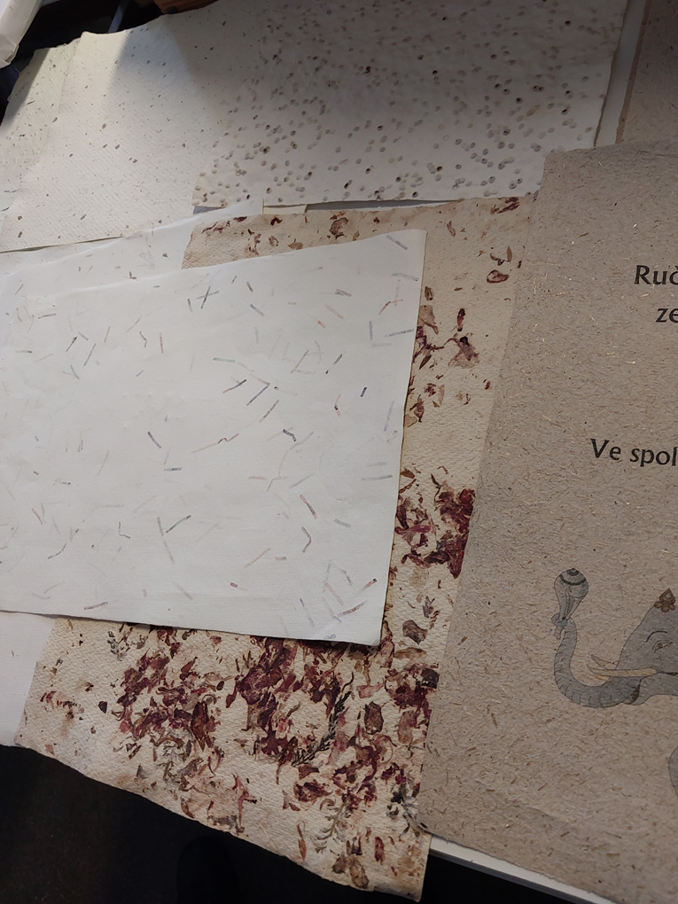 papír s příměsí