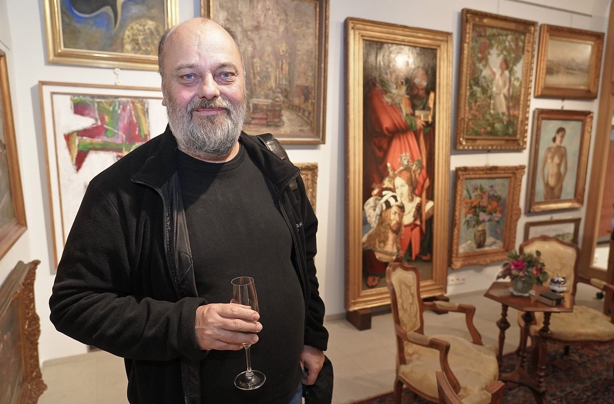 Stárneme a stáváme se karikaturami sebe sama, říká Petr Jarchovský, v jehož novele se může kdokoliv poznat