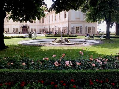 01-romanticky-barokni-zamek-loucen-se-nachazi-v-rozlehlem-anglickem-parku-1.jpg