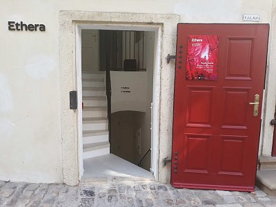 01-vchod-z-ulice-trziste.jpg