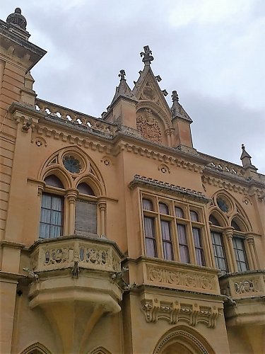 V sousedství katedrály stojí krasné bývalé aristokratické paláce.
