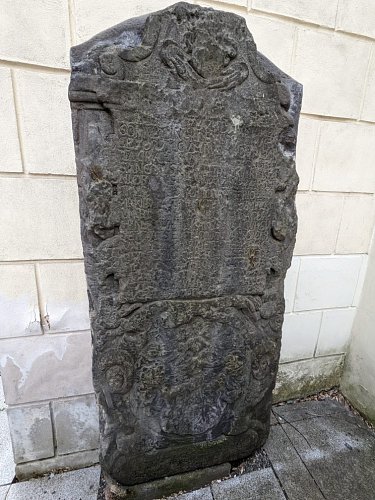 05-piskovcovy-nahrobek-ve-zdi-kaple.jpg