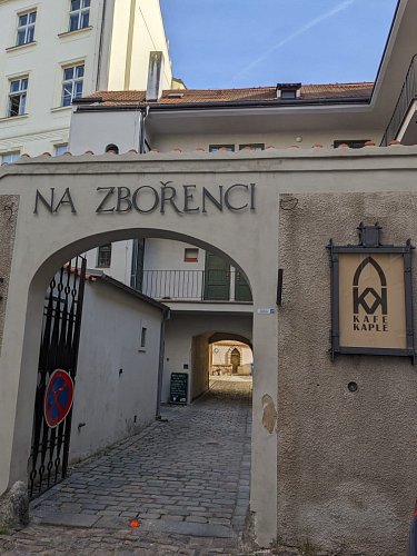 06-brana-do-dvora-nigroniovskeho-domu.jpg