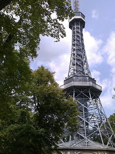 K hornímu vyhlídkovému ochozu vede 299 schodů