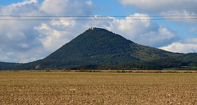 08-milesovka-s-draty.jpg