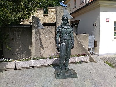 Milan Rastislav Štefánik před budovou hvězdárny