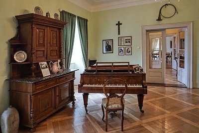 https://www.i60.cz/images/thumbs/10-expozice-venovana-bedrichu-smetanovi.jpg