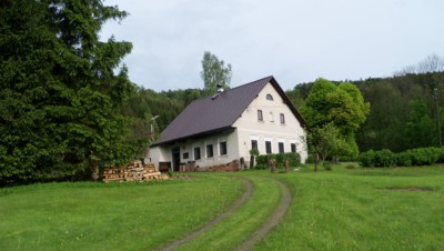 U příbuzných v Hájích nad Jizerou v domečku, který rozmetal před lety hurikán Kyril