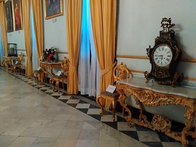 Ještě jsme nahlédly do Síně nejvyšší rady, Státní jídelny, Červeného sálu.