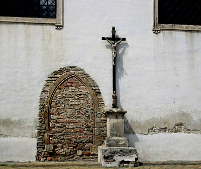 Ukřižování s dotekem gotiky