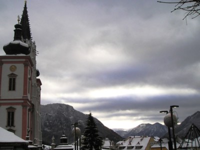 Pohled přes baziliku k masivu Gemeindealpe, 1626 m n.m.jpg