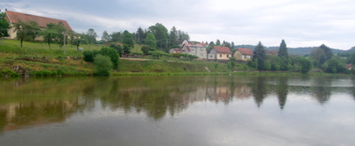 U rybníka za deště