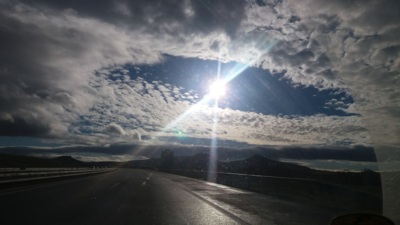 Slunko svítí na dálnici Českým středohořím