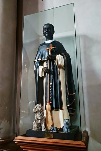 Socha sv. Martína de Porres v Praze, v kostele sv. Jiljí