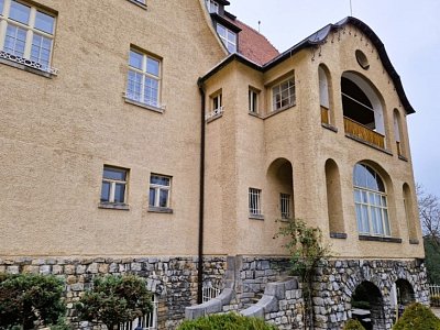 Vila Primavesi s kavárnou  *