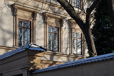 Okna v ranním slunci *