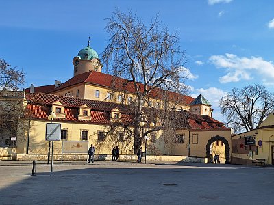 Stojí tu hrdě již několik století*