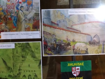 V podzemí se nachází i výstavka obrázků historických událostí ve městě.