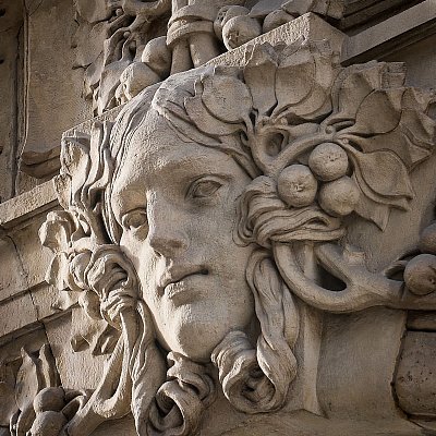 23  Bývalá Pražská úvěrní banka.