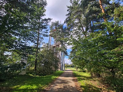 Nenápadná boží muka u rozhledny