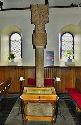30-maughold-04-kriz-s-triskelionem.jpg