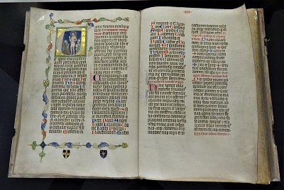 37-Pontifikát litomyšlského biskupa Alberta ze Šternberka, 1376. V iniciále klečí císař Karel IV. spolu s objednavatelem kodexu