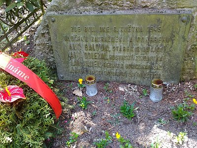 Pamětní deska obětem, umučeným zde na konci války (6.května 1945)