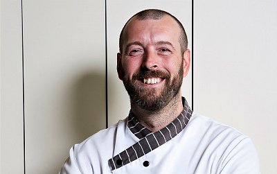 Lidé si teď snad budou více vážit práce kuchařů, říká Jiří Švestka z hotelu Horizont v Peci pod Sněžkou