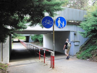 Vpravo chodci, vlevo cyklisti. Hradec Králové