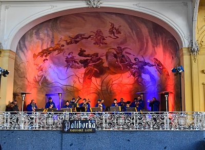 Včera hráli na kolonádě.