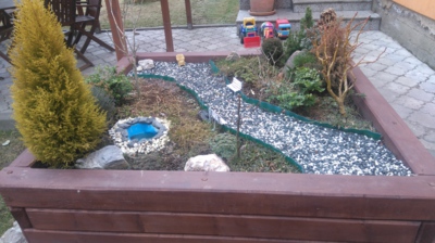 Předjarní zahrádka, už oschly lavičky....