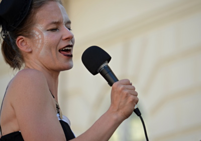 Ve zpěvu ponořená...