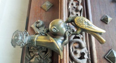 Schwarzenberský erb. Havran vyklovává oko na hlavě Turka