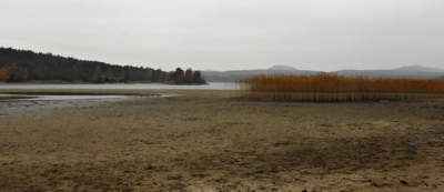 Máchovo jezero na suchu, ale v barvě